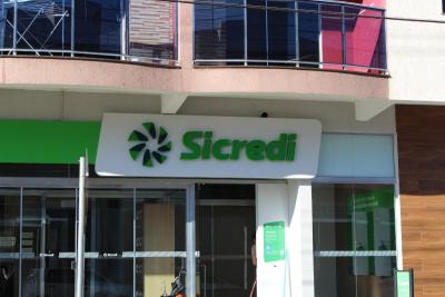 Sicredi reinaugura agÃªncia em Cantagalo apÃ³s reforma e ampliaÃ§Ã£o